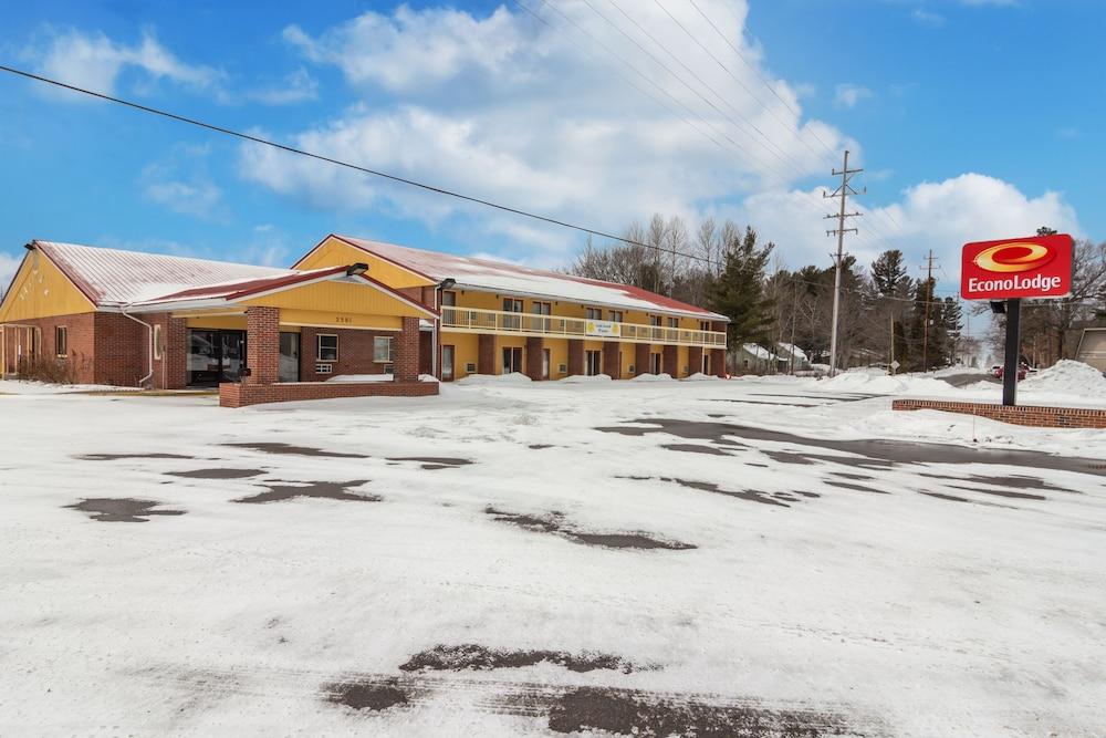 Econo Lodge Cadillac By Choice Екстериор снимка