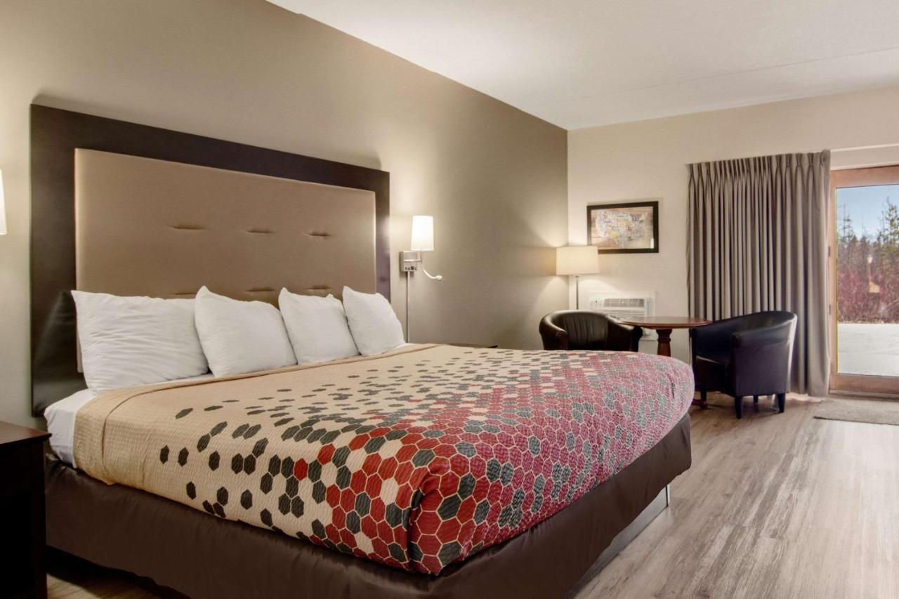 Econo Lodge Cadillac By Choice Екстериор снимка