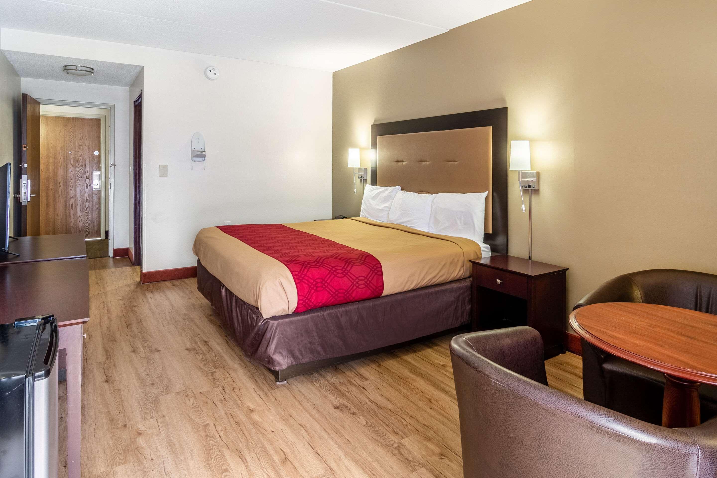 Econo Lodge Cadillac By Choice Екстериор снимка