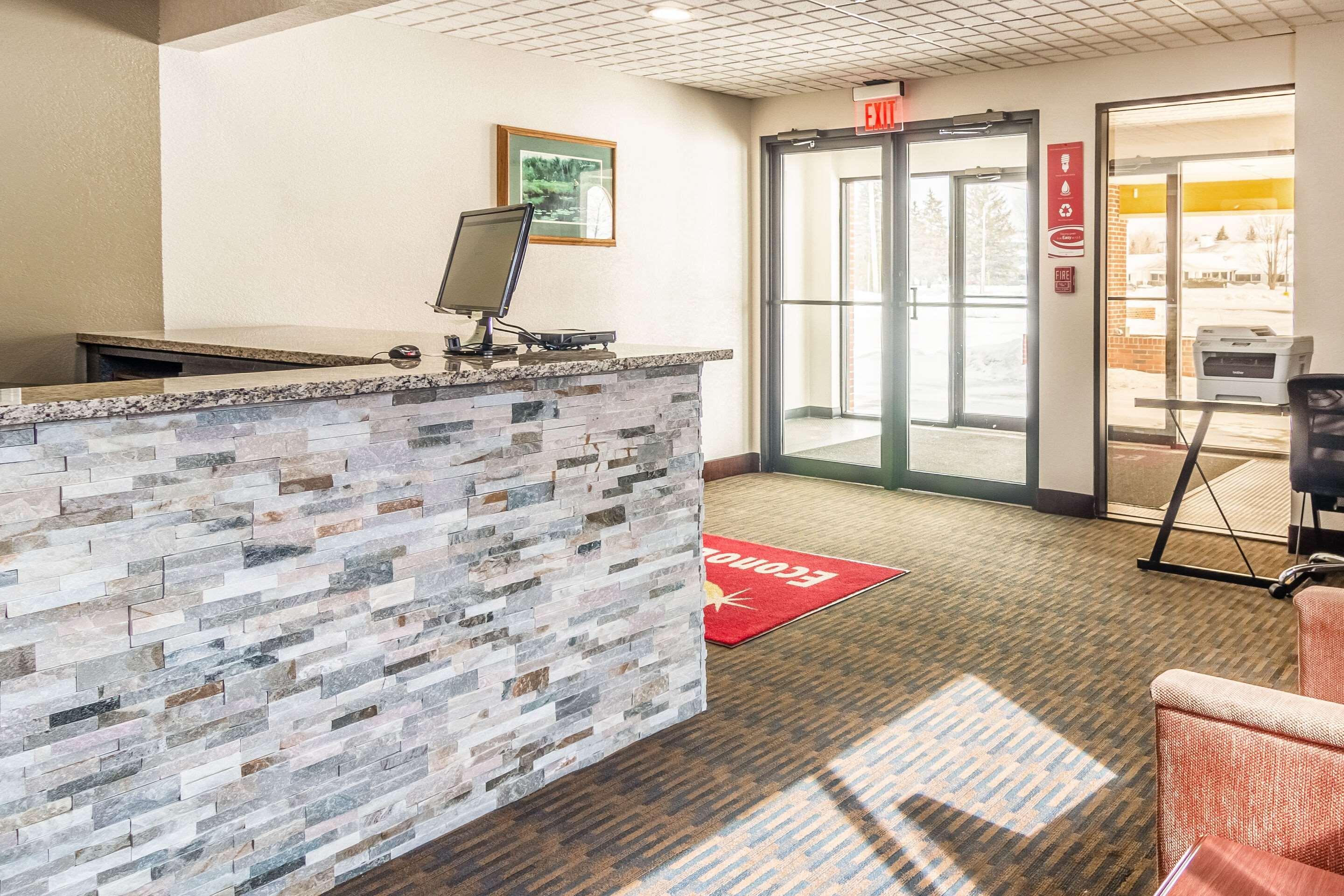 Econo Lodge Cadillac By Choice Екстериор снимка