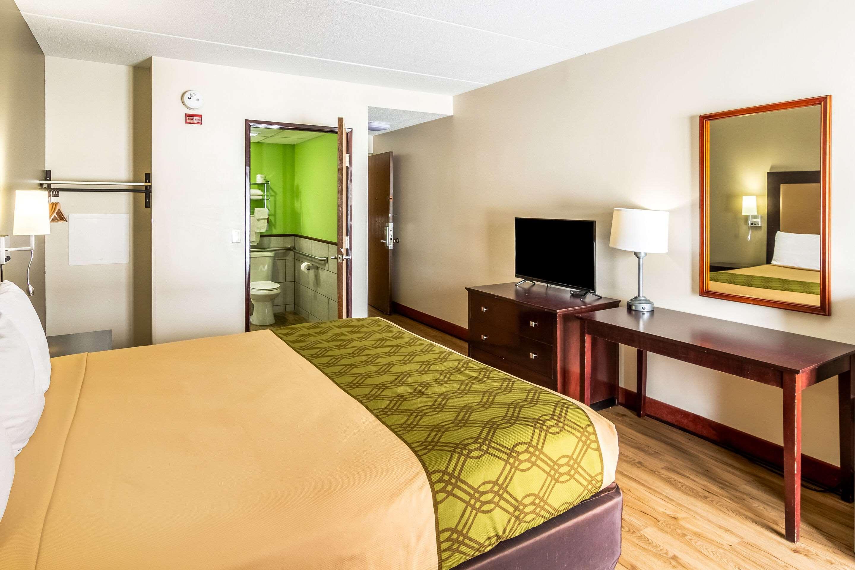 Econo Lodge Cadillac By Choice Екстериор снимка