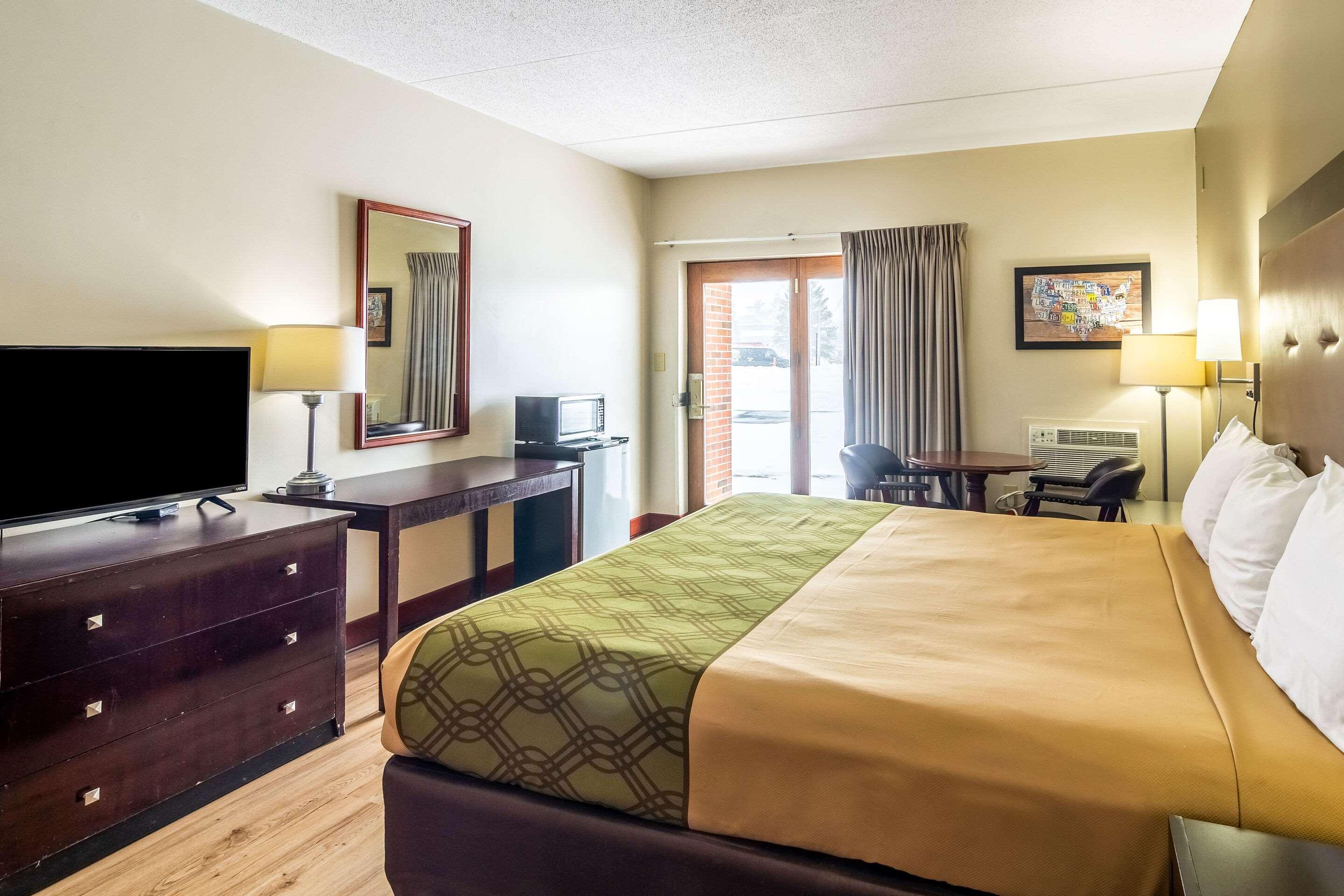 Econo Lodge Cadillac By Choice Екстериор снимка