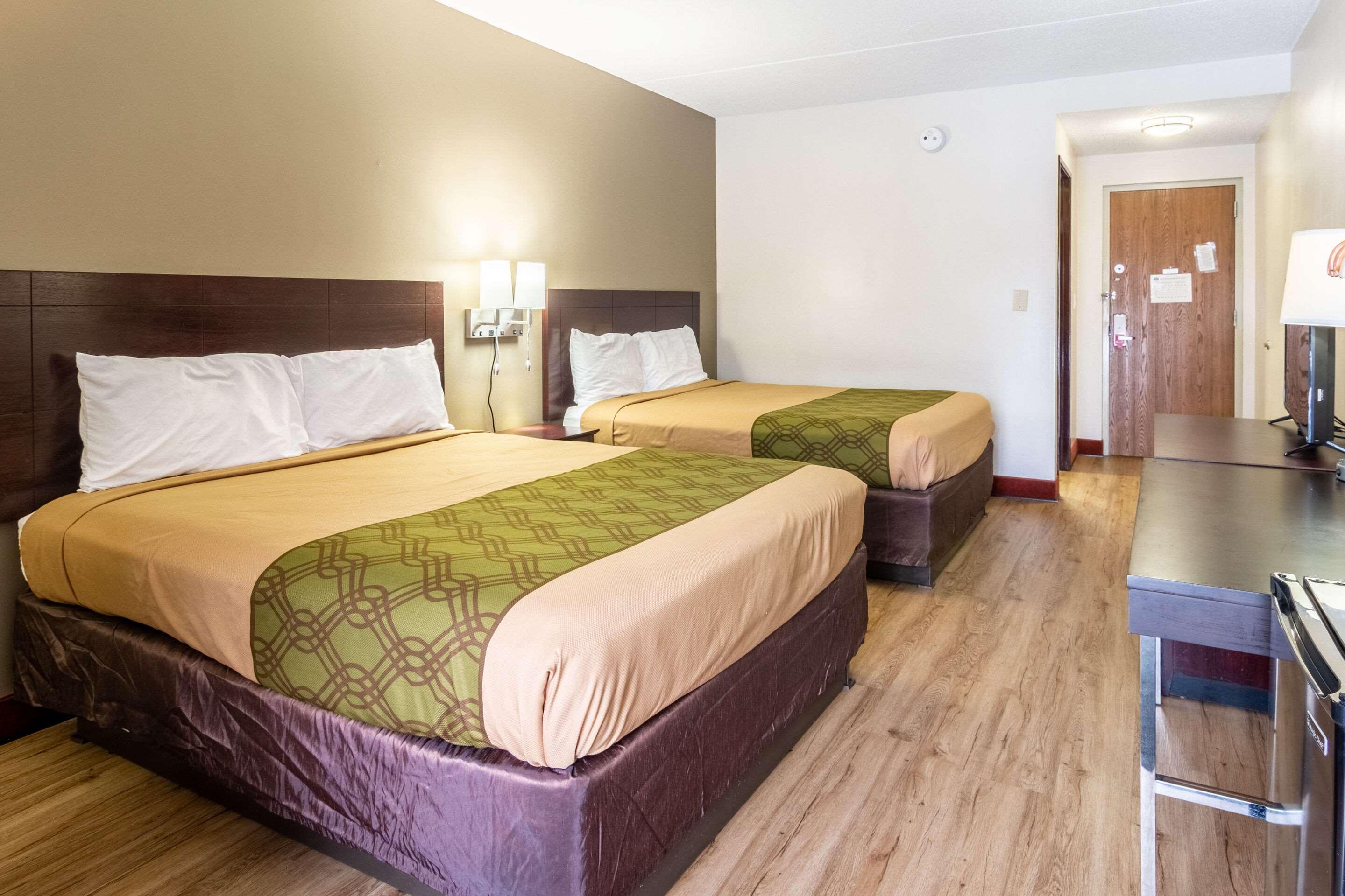 Econo Lodge Cadillac By Choice Екстериор снимка