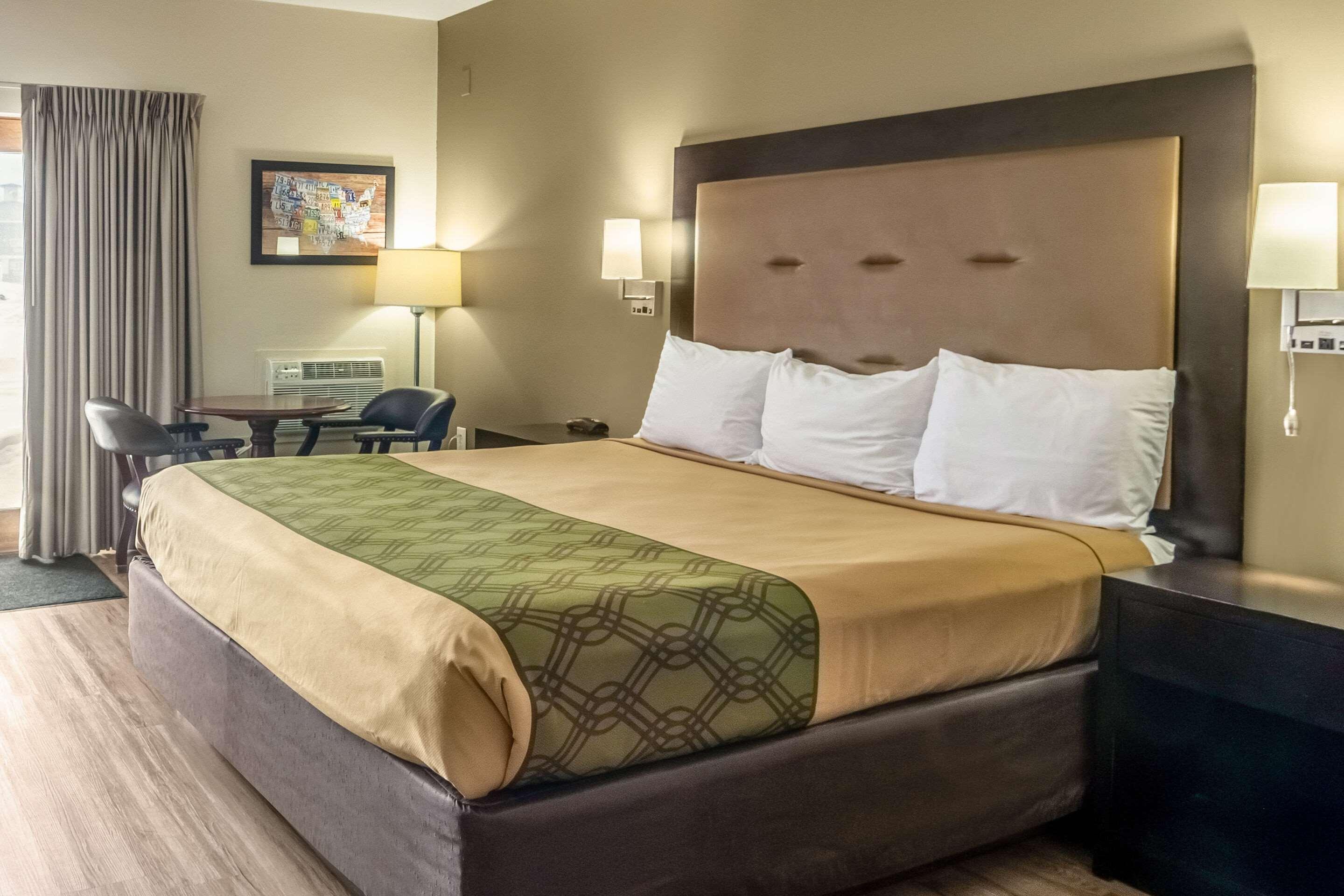 Econo Lodge Cadillac By Choice Екстериор снимка