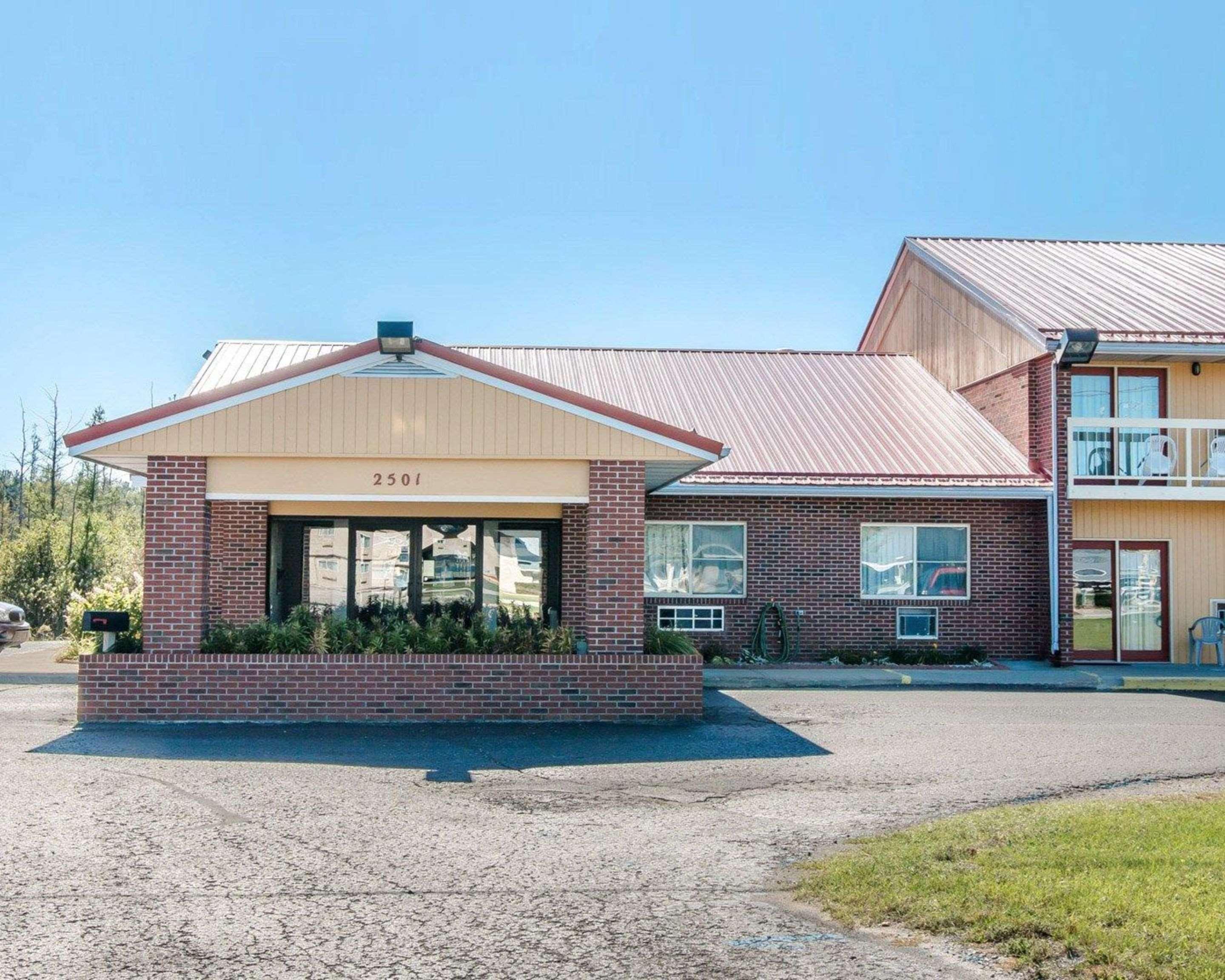 Econo Lodge Cadillac By Choice Екстериор снимка