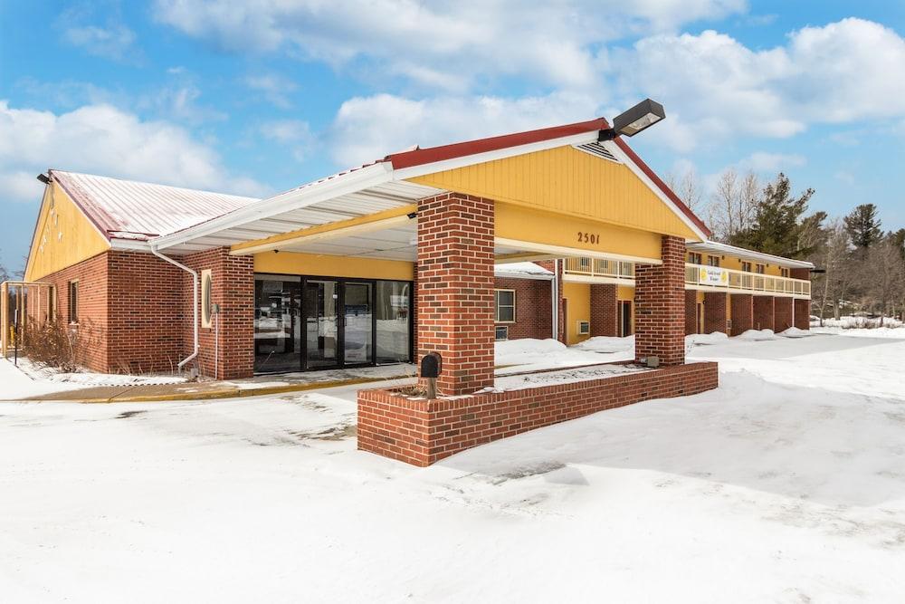 Econo Lodge Cadillac By Choice Екстериор снимка