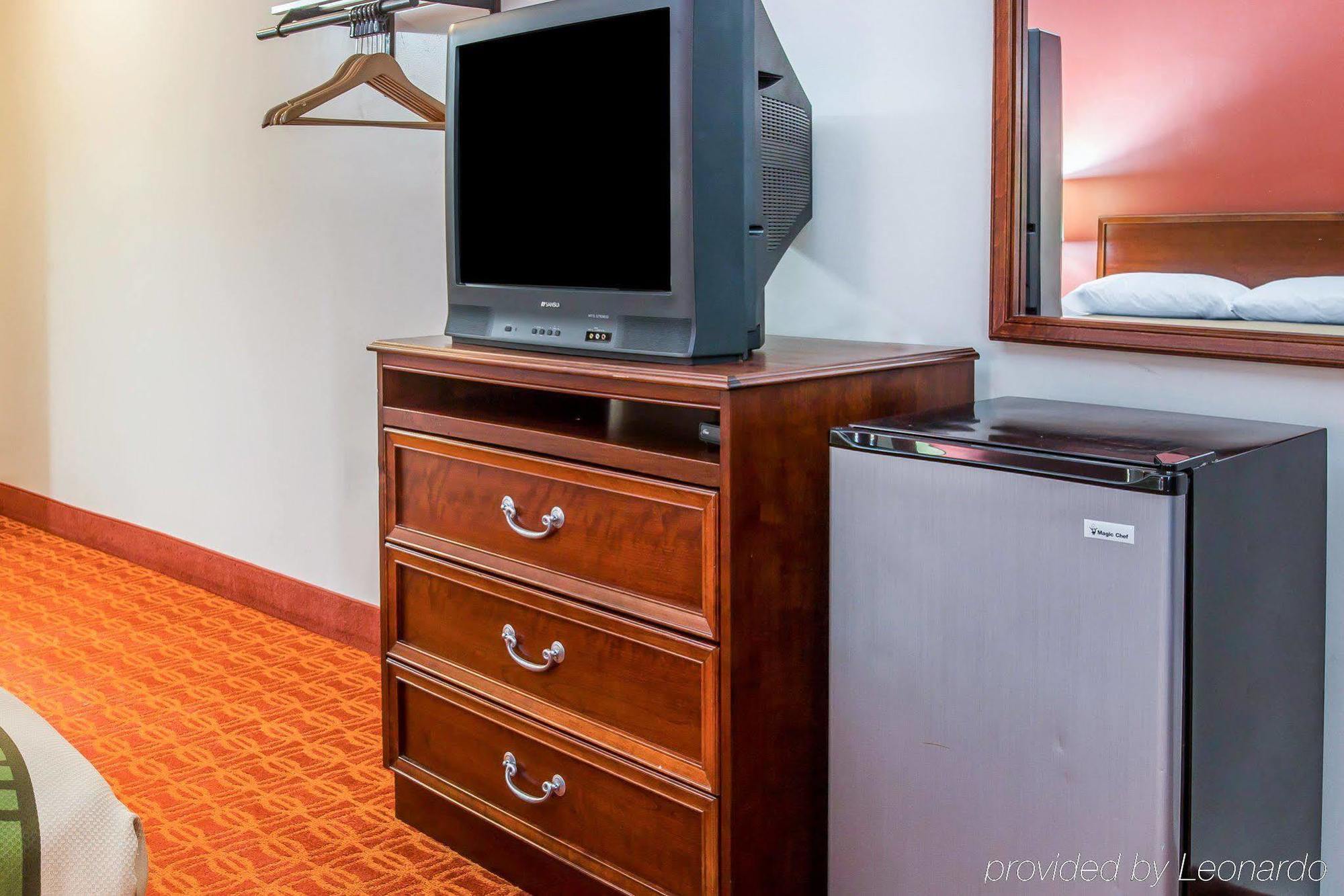 Econo Lodge Cadillac By Choice Екстериор снимка